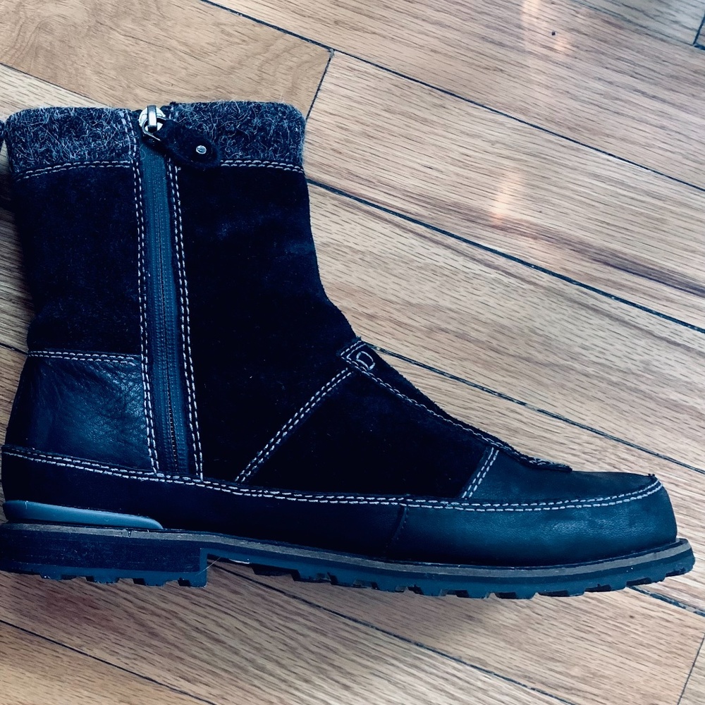 The North Face pull on zip bootie, Black, Size 8, lug sole